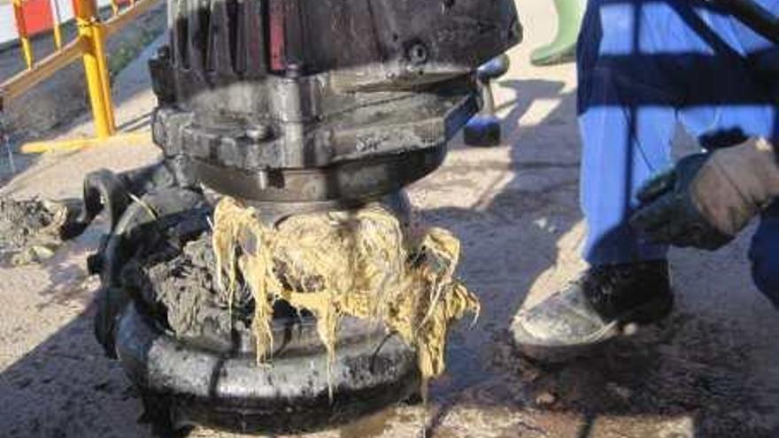 Imagen de una bomba de saneamiento obstruida por las toallitas.