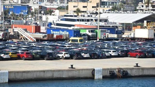 Coches de alquiler en el puerto de Ibiza a finales del pasado mes de enero.