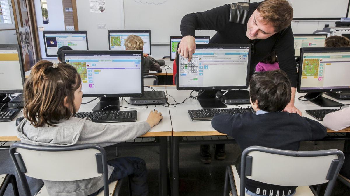 Un profesor enseña Informática en un colegio de Alicante