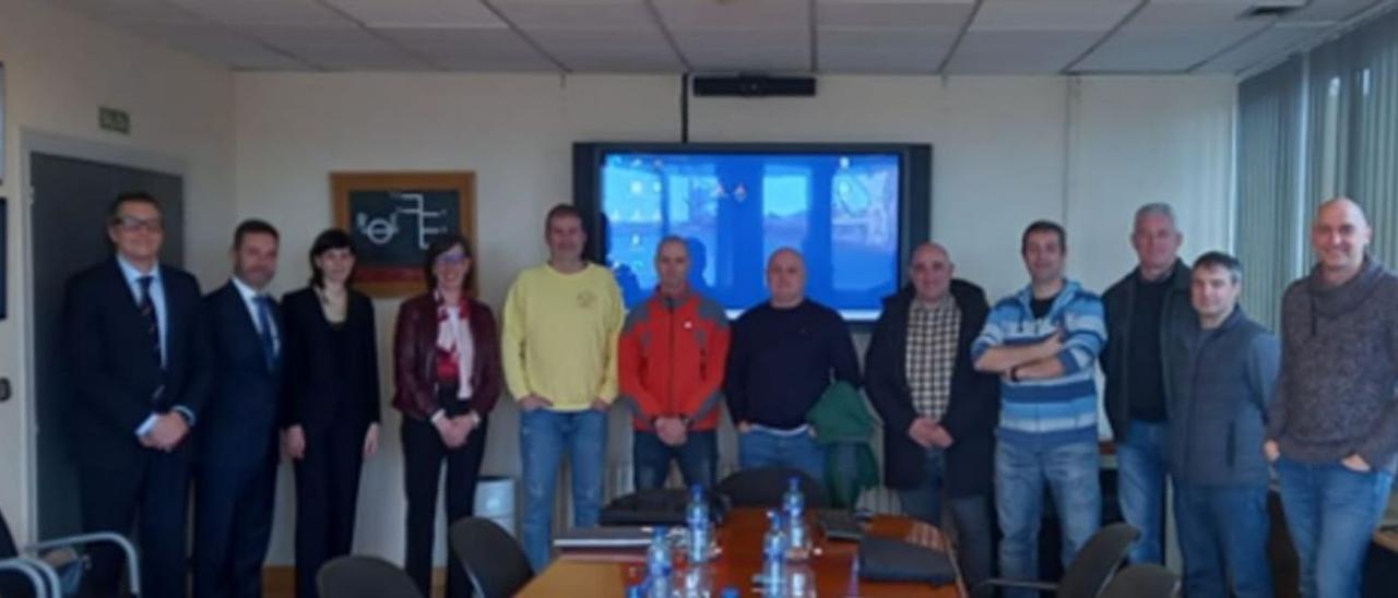 La presidenta de la Autoridad Portuaria, Nieves Roqueñí, junto a José Luis Barettino, Gonzalo Mallo y Lucía López, a la izquierda, junto a trabajadores e integrantes del comité de empresa. | LNE