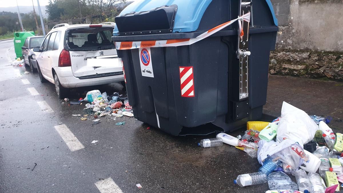 El accidente también afectó a un turismo estacionado.