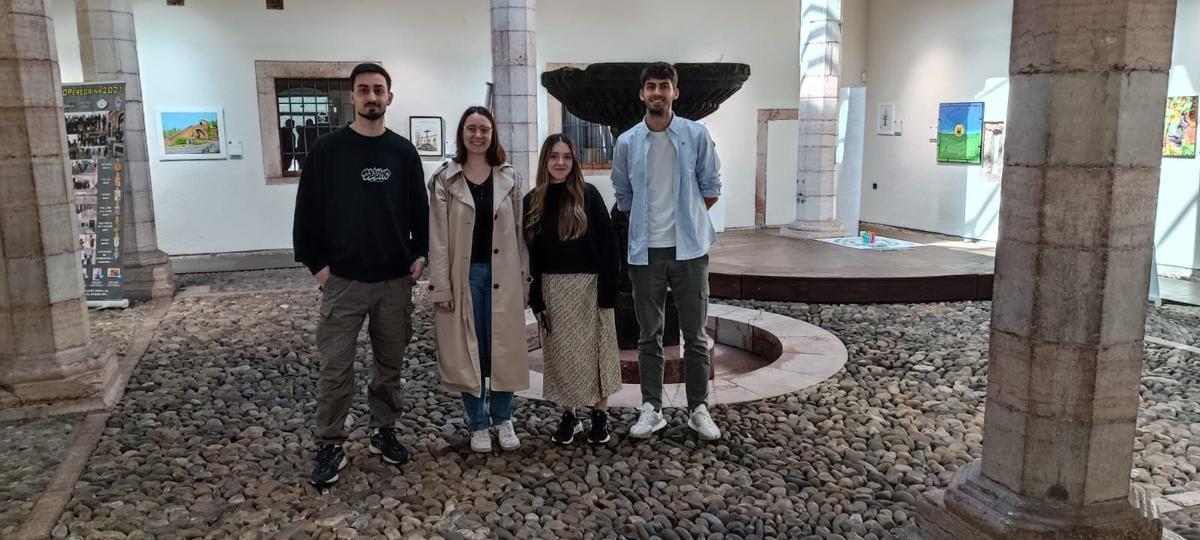 Desde la izquierda, los estudiantes en prácticas Pablo Nistal, Elisa López, Haydeé Fernández y Francisco Suárez.