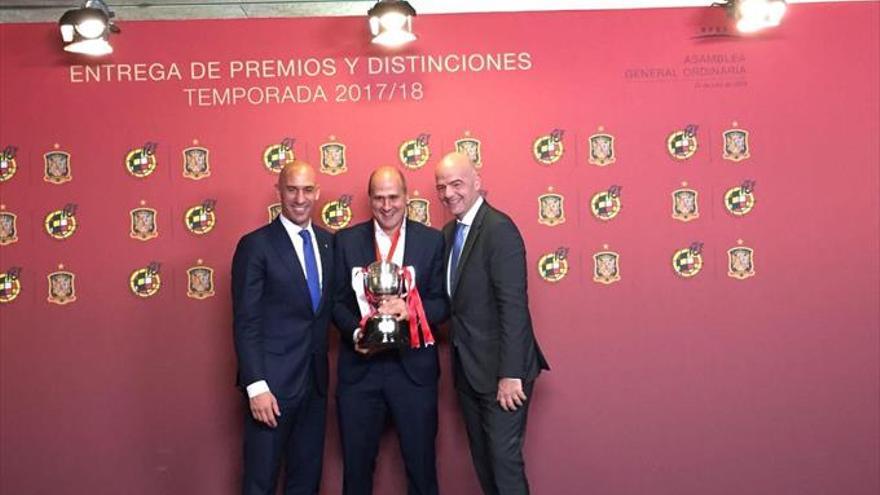 el Don Benito recoge la copa de campeón