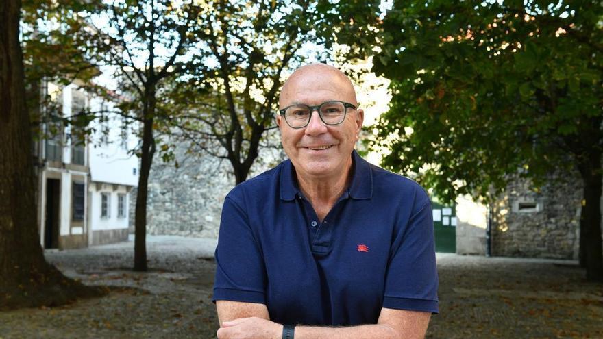 El policía local de A Coruña reconvertido en poeta, José Luis Pereira, presenta su primer libro: "La afición a escribir la coge uno con las multas"