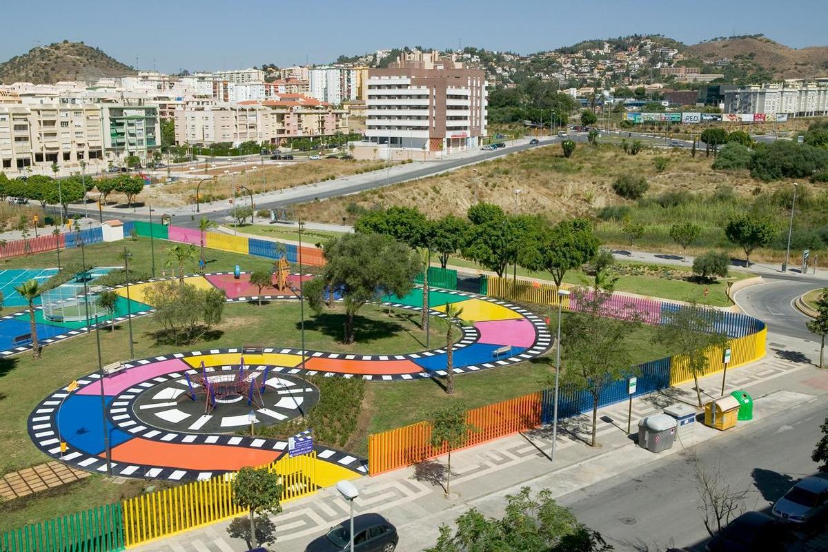 Parque del Cine de Málaga, una zona verde con su propio 'paseo de la fama', tirolinas, camas elásticas y todo un mundo de película