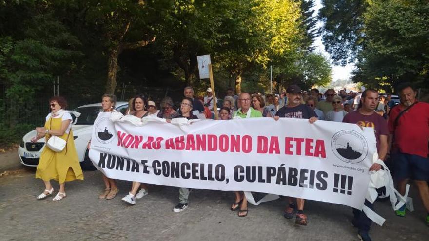 Vecinos de Teis en la manifestación de ayer. |
