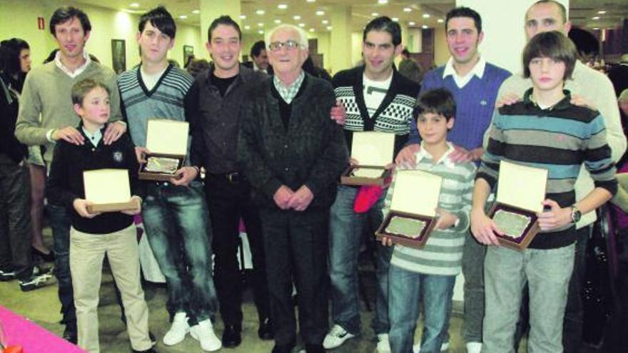 Armando Mori Sánchez -en el centro- junto a los premiados en la gala del Cánicas y sus entrenadores.