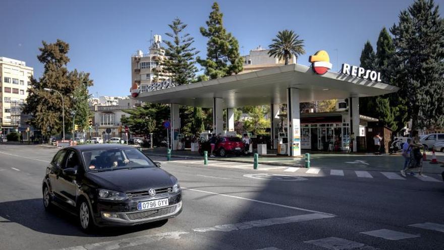 En el subsuelo de la gasolinera de la plaza Progrés se prevé construir un aparcamiento. | B.RAMON