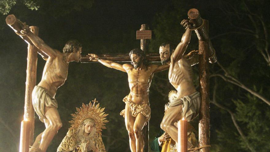 Cristo fue crucificado entre dos ladrones en el Gólgota.