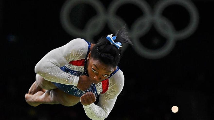 La gimnasta estadounidense Simone Biles en un ejercicio.