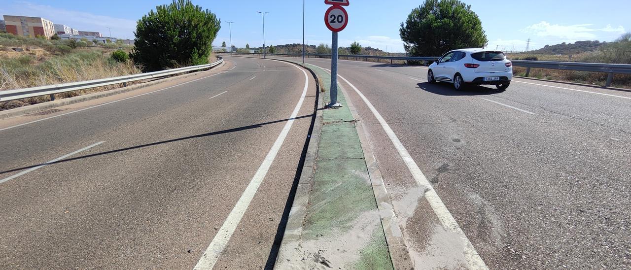 Lugar en el que se produjo el accidente con sepiolita en el suelo.