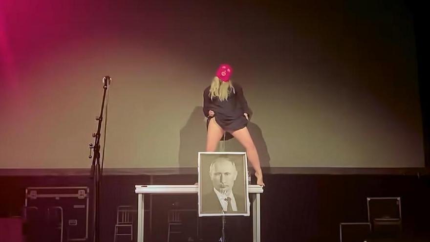 Fotograma del videoclip &#039;Mama, don&#039;t watch TV&#039;, donde una de las integrantes de Pussy Riot aparece orinando sobre una foto de Putin.