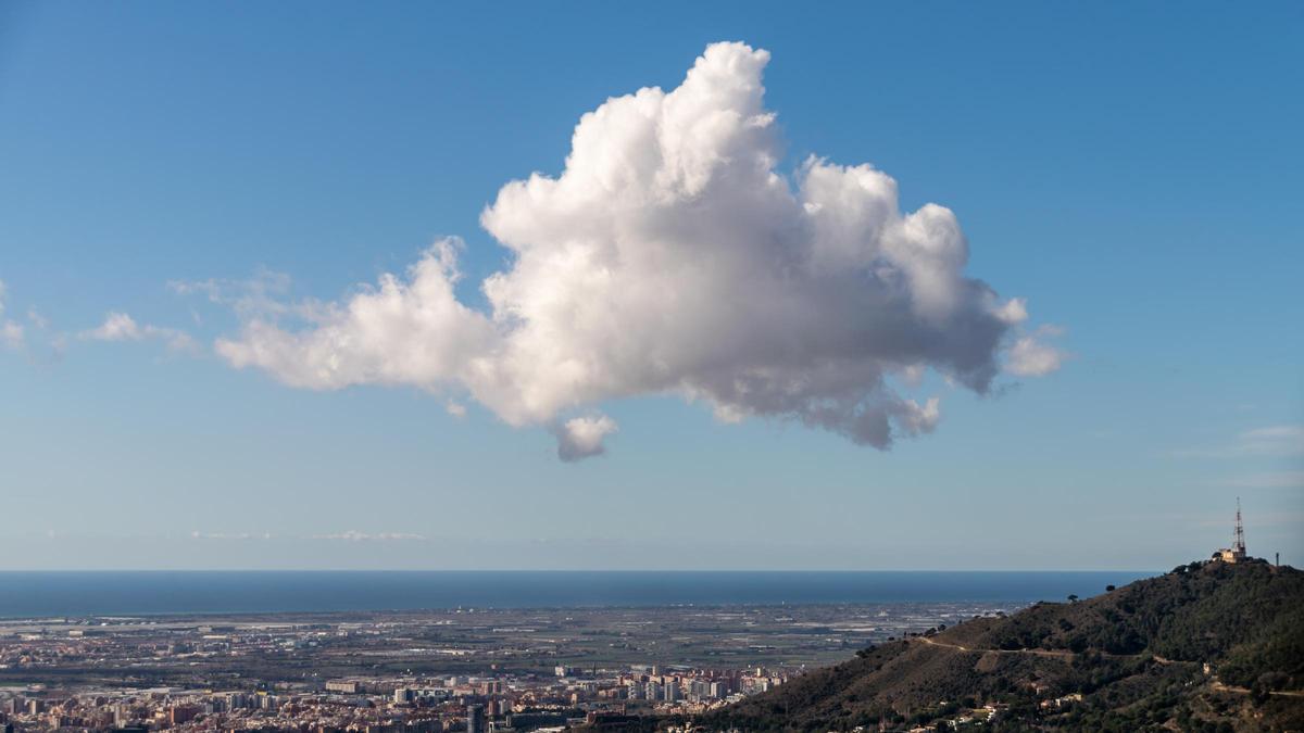 Cúmulo aislado en el cielo de Barcelona tras la lluvia de madrugada sobre la ciudad, el 8 de marzo del 2024