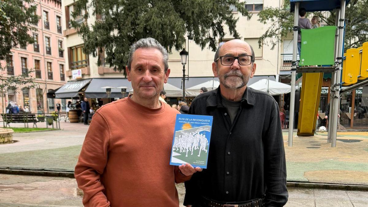 José Antonio Fernández "Toni" y Luis Alberto Salcines, con el libro.