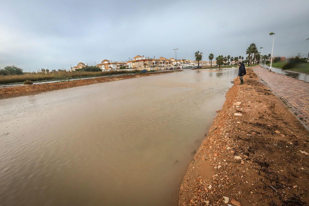 Inundaciones en Torrevieja. Avenidas y casas anegadas. Cien litros por metro cuadrado. Más de 30 intervenciones de Bomberos