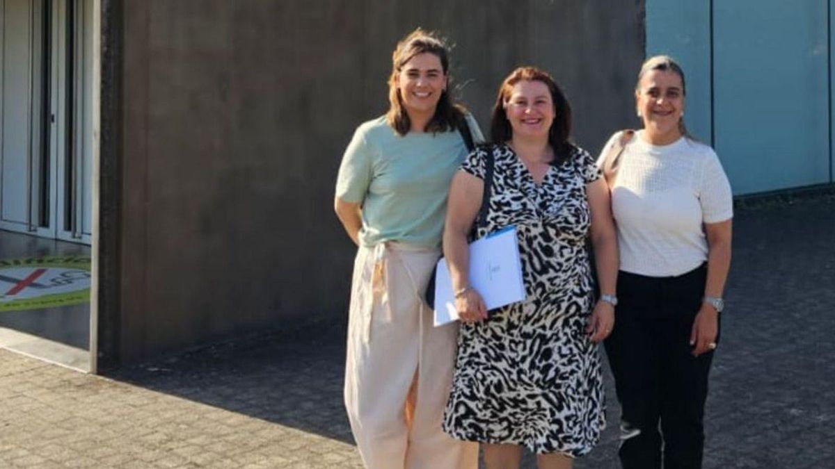 La alcaldesa de Cangas con las concejalas Sagrario Martínez y Xiana Abal, delante de la consellería de Sanidade |