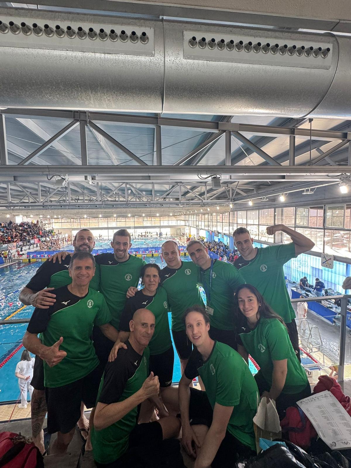 El grupo del NiE Gandia en la piscina de Castellón