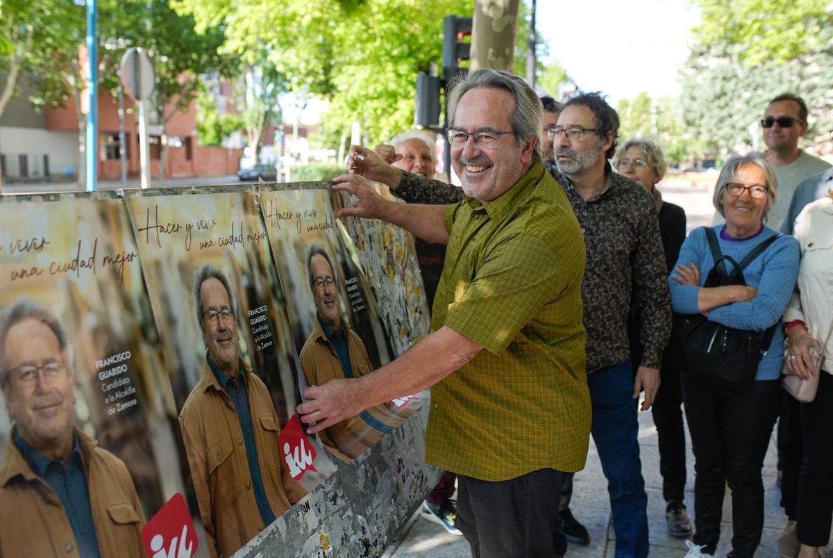 Francisco Guarido, candidato a la Alcaldía al Ayuntamiento de Zamora por Izquierda Unida, en la pegada de carteles de las Elecciones Municipales del 28M.