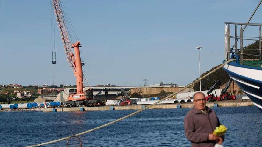 El muelle resultante de la primera fase de la ampliación portuaria en la margen derecha, ayer, visto desde la rula.