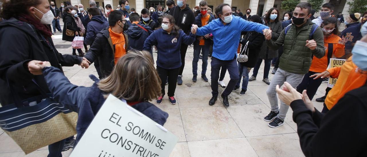 Los familiares de los alumnos afectados por el Edificant se manifiestan frente al Ayuntamiento.