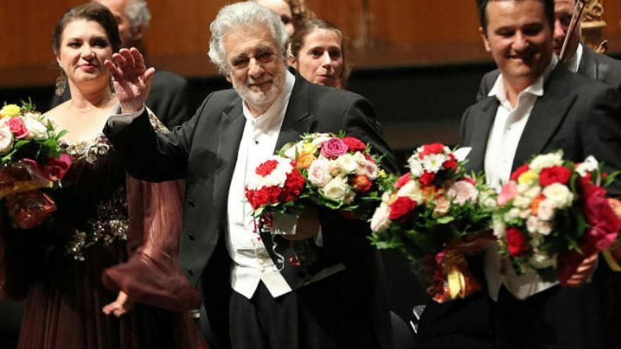 Plácido Domingo, mientras lo ovacionan ayer en el Festival de Salzburgo.