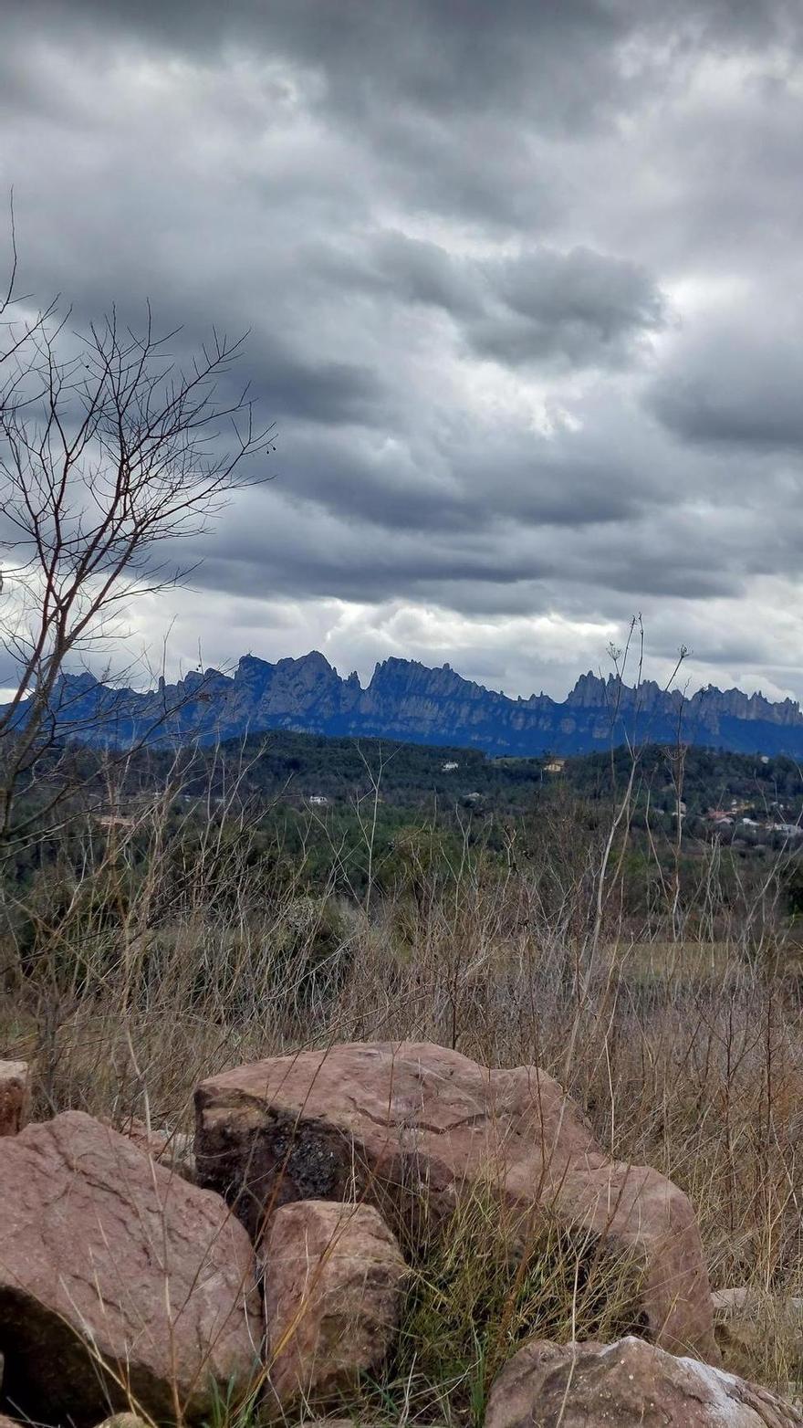 Montserrat des del darrere de l’església de Salelles.