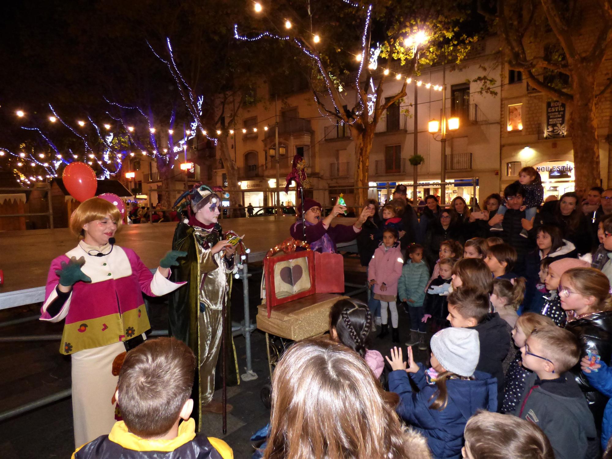 En Fumera, la Nadalina i la Bel inauguren el mercat de Nadal de Figueres