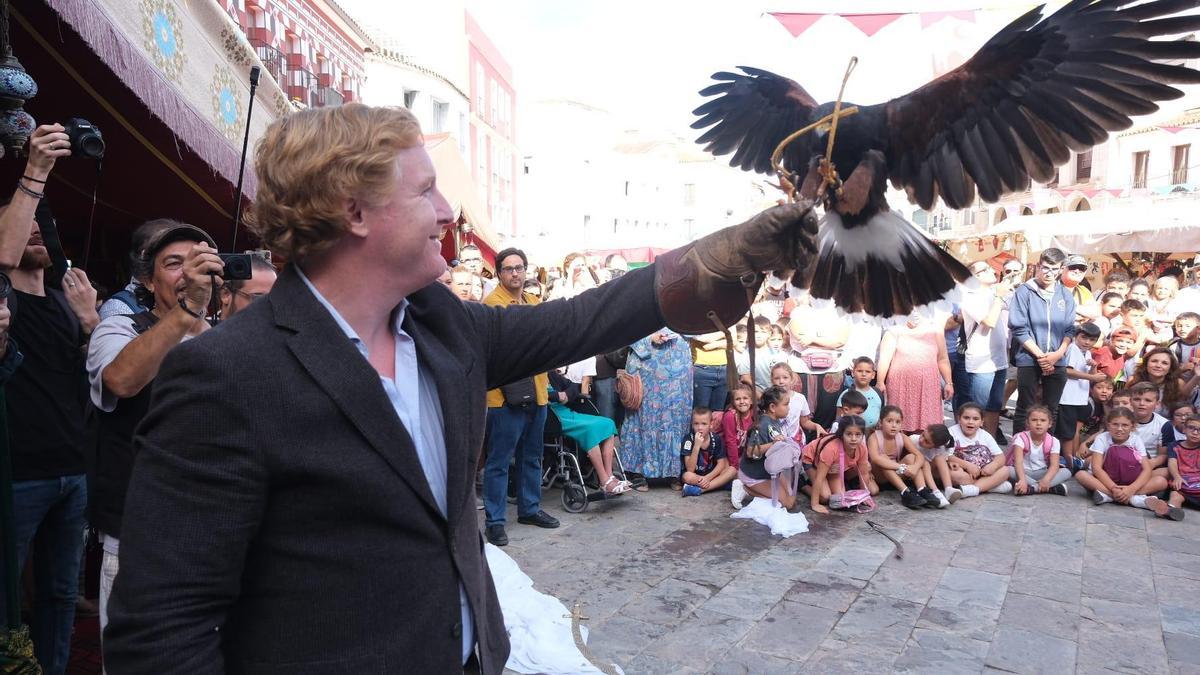 El alcalde, con un águila Jarris.