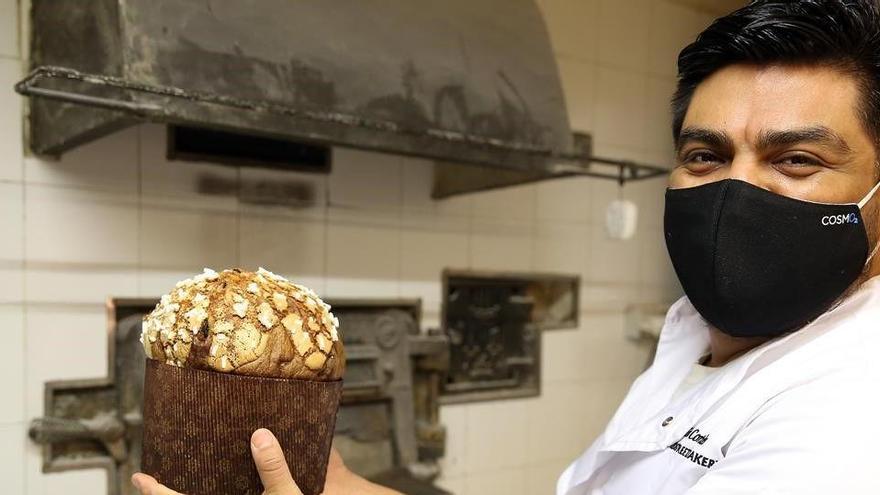 Tonatiuh Cortés amb el seu panettone