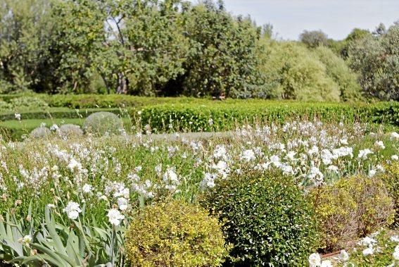 Gartenarchitektin Andi Lechte zeigt einer Reisegruppe ein Anwesen bei Santanyí. Der Entwurf stammt aus ihrer Feder.