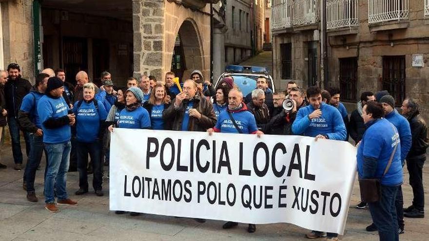 Agentes de la Policía Local protestaron en el pleno. // R.V.