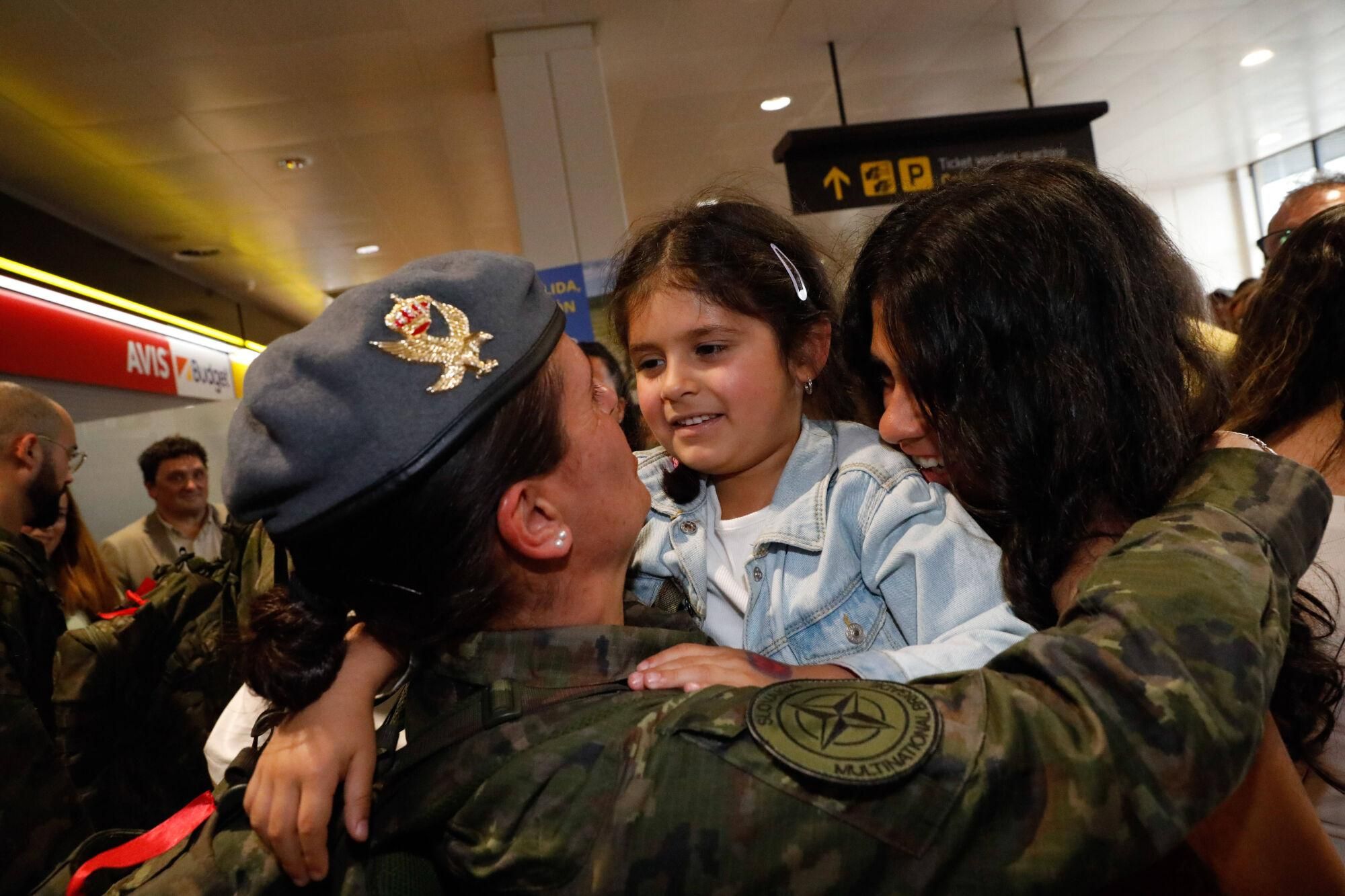 EN IMÁGENES: El regreso a Asturias en el aeropuerto del batallón "Toledo" tras meses en Eslovaquia