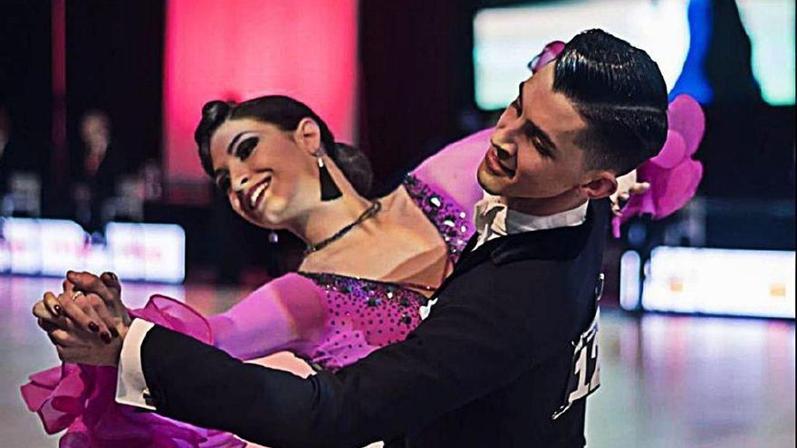 Laura Fernández y Sergi Pons acuden al Mundial de standard de baile deportivo