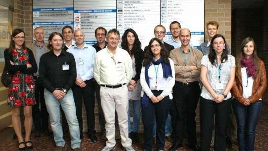 Foto de familia de los técnicos que forman el grupo internacional de investigación de Swings, durante una reunión en el centro de Aimen.