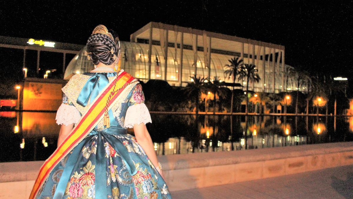 Marina Civera, con el Palau detrás, tras su exaltación, la última adulta en este recinto.