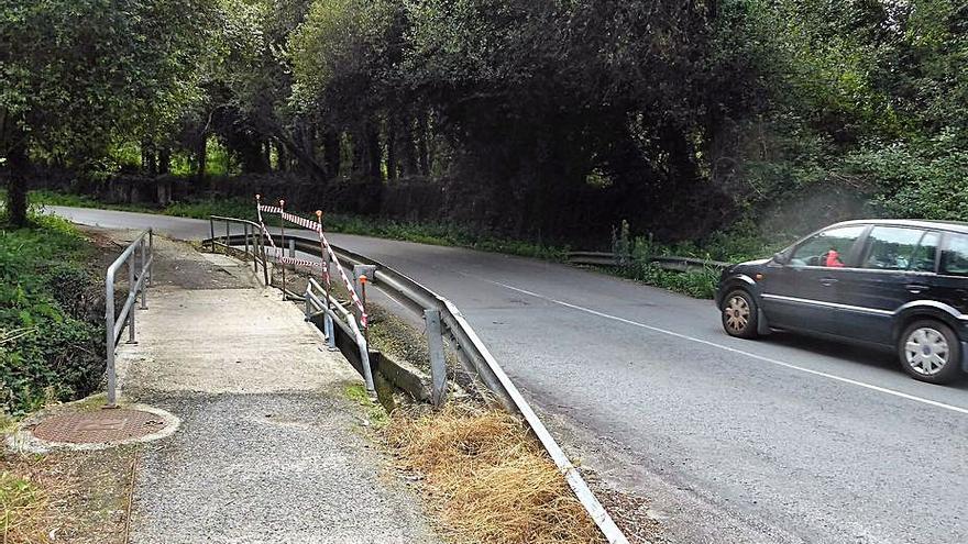 Barandillas precintadas sobre el puente encima del regato Bastiagueiro que cruza la vía. |   // M.V.