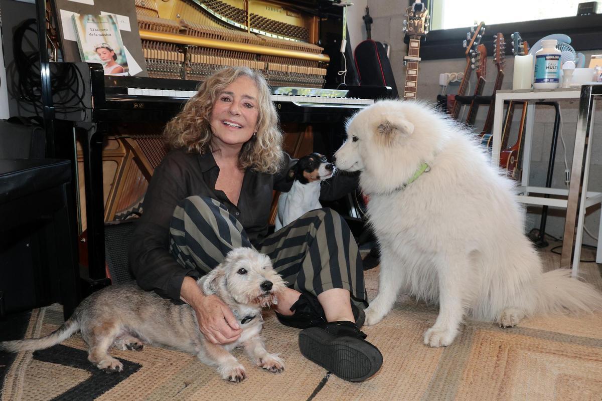 María Monsonís, el 50% de Cómplices, en su casa con algunos de sus perros