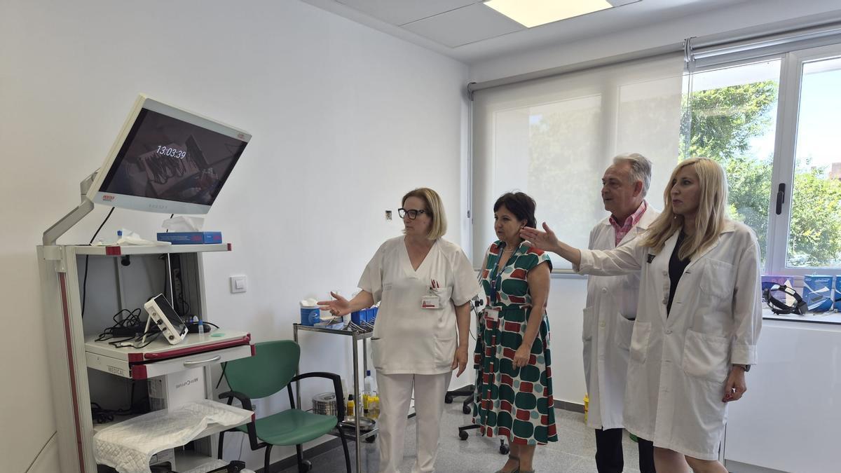 La gerente del centro y otros responsables del hospital, en las nuevas instalaciones.