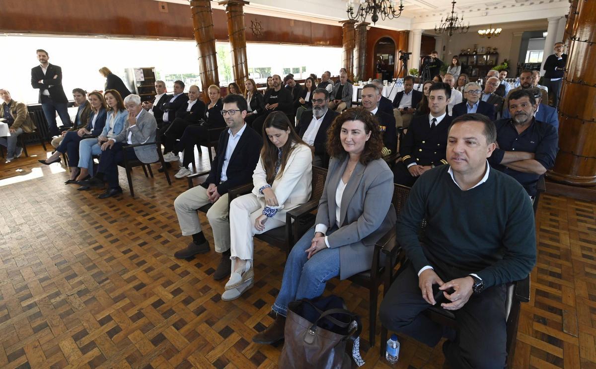 La presentación se efectuó en el salón noble del club.