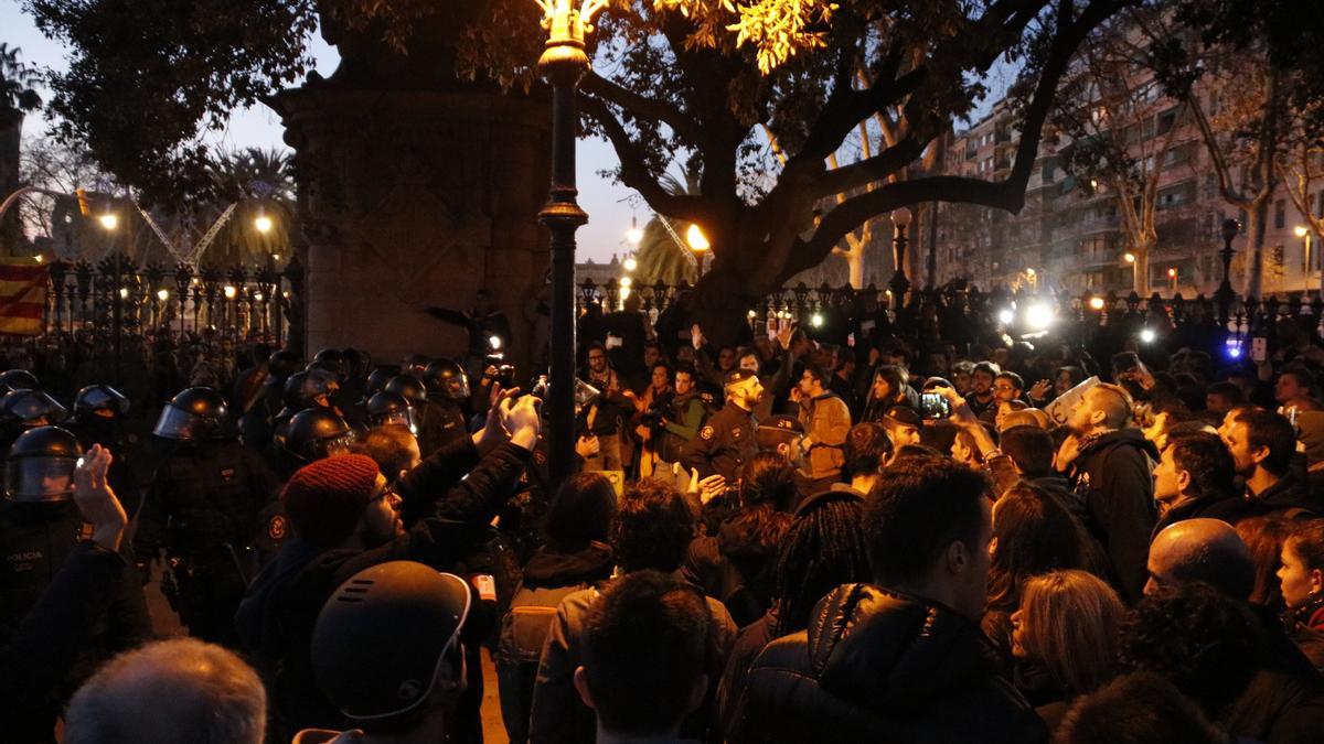 Els mossos carregant contra un grup de manifestants el 30 de gener de 2018