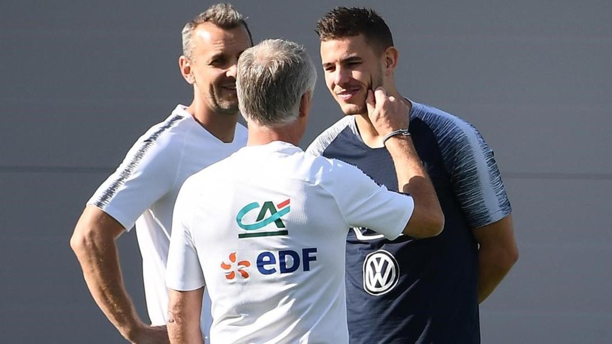 Didier Deschamps conversa con Lucas Hernández en un entrenamiento.