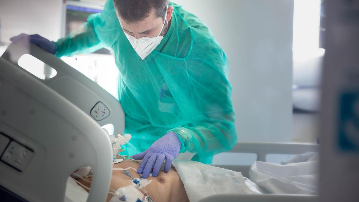 Imagen de un paciente hospitalizado con coronavirus en el Hospital Universitario de Torrevieja