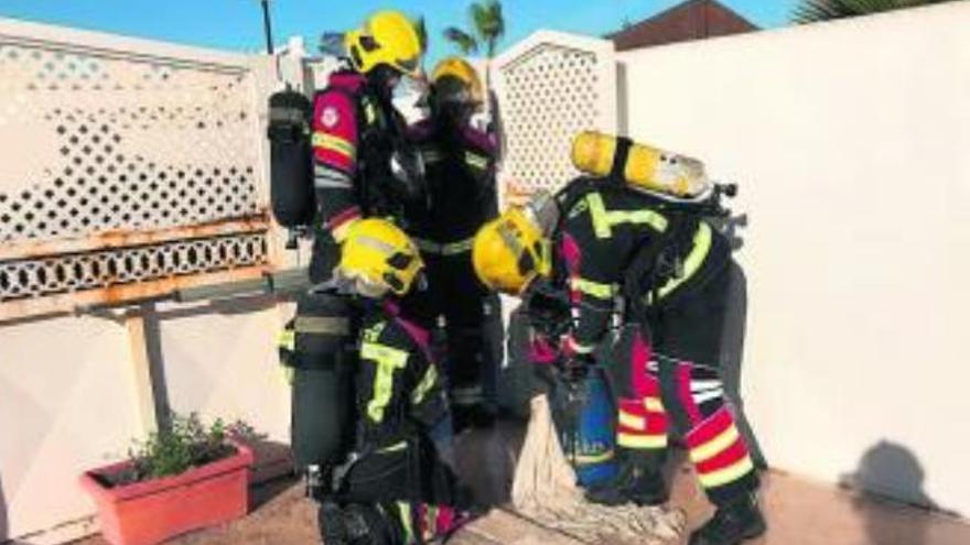 Los bomberos del consorcio, con una bombona en una casa de Tías.