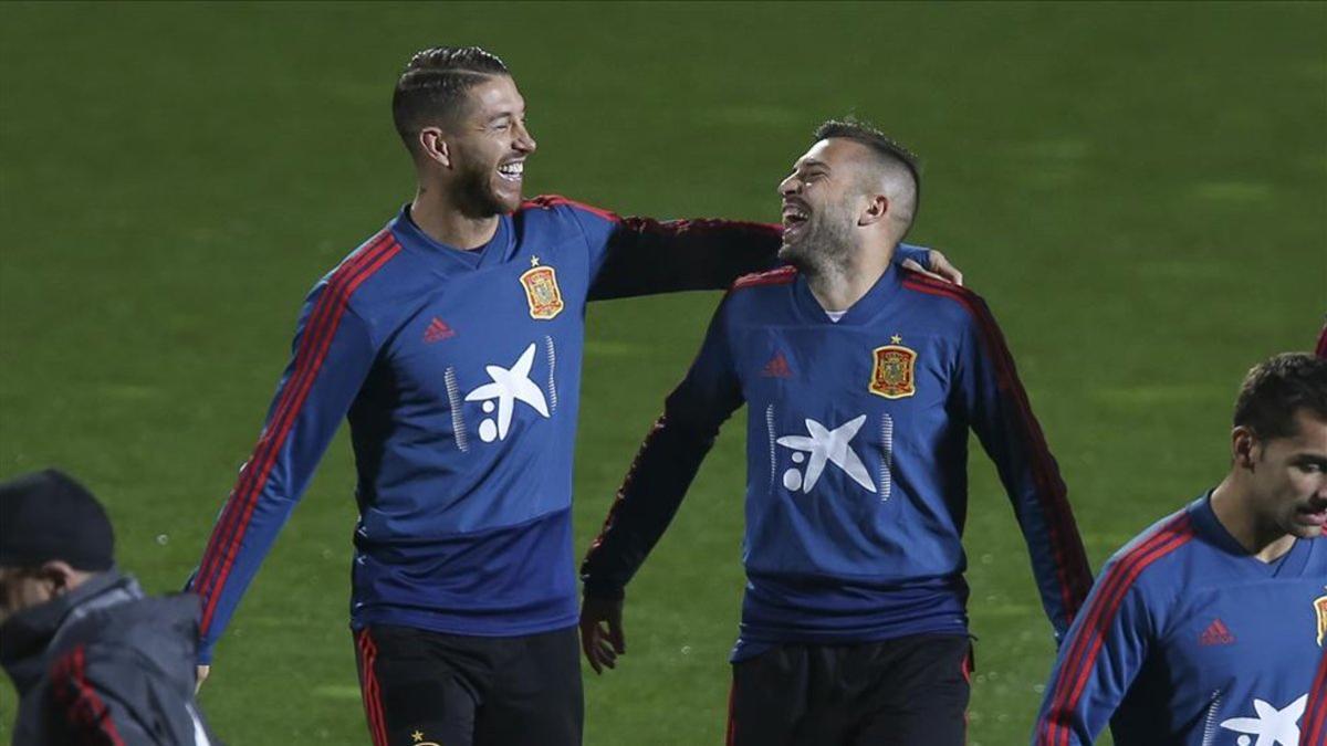 Jordi Alba broma con Sergio Ramos en el entrenamiento de España en Las Rozas