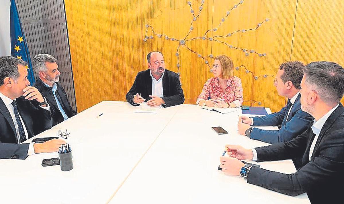 Xosé Merelles con representantes de Unión Hotelera Compostela