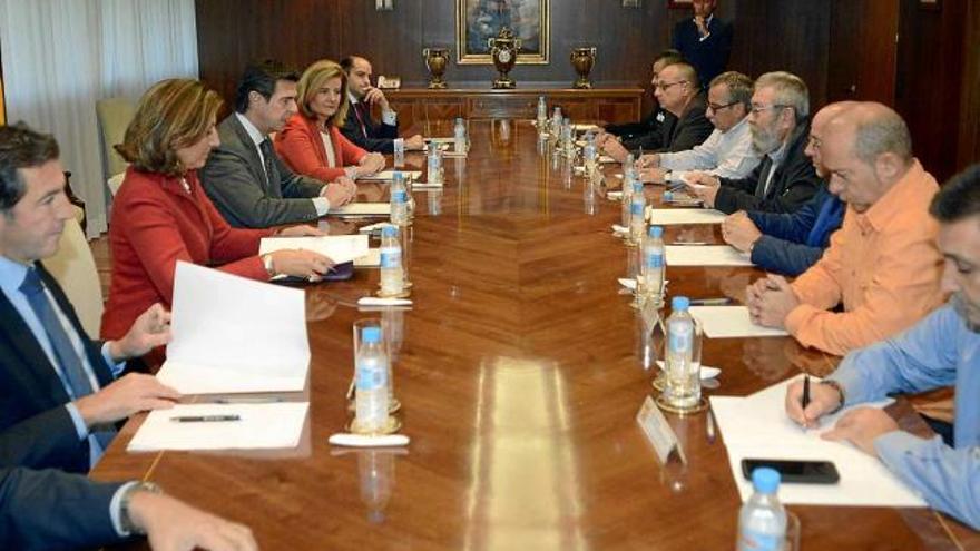 Representants del govern central i sindicals, ahir, en la reunió mantinguda a Madrid