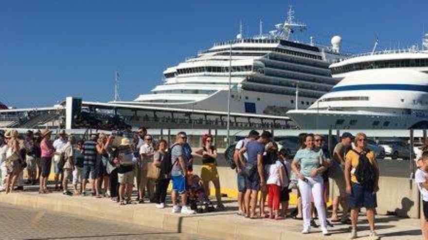 Aglomeración de turistas y cruceros en el puerto de Ibiza.