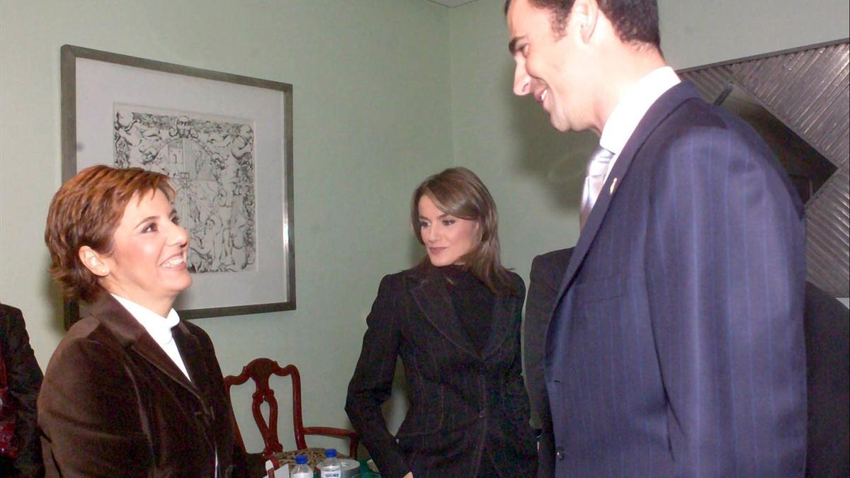 El príncipe de Asturias saluda a María Escario en 2003