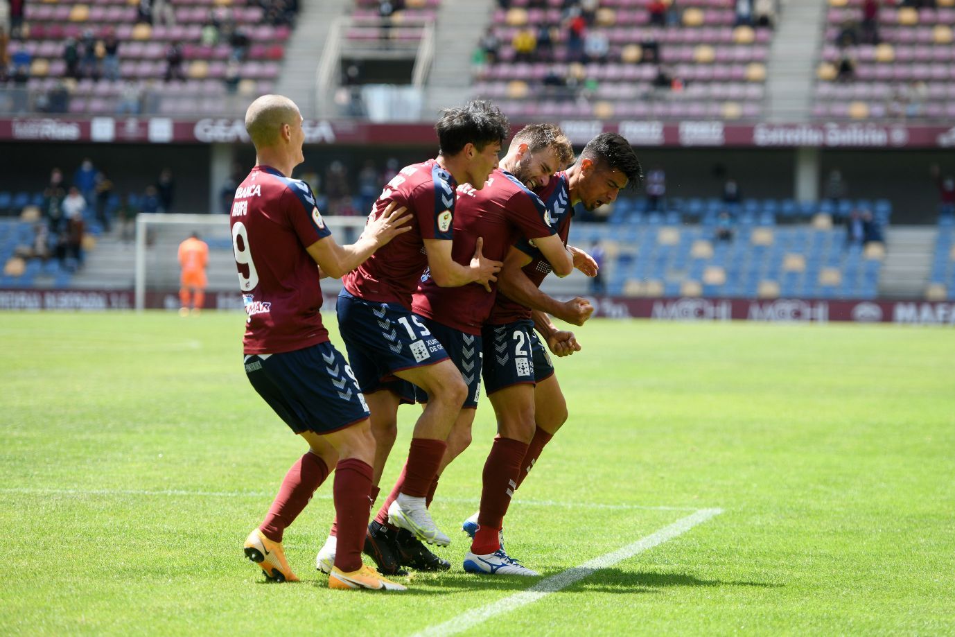 La emocionante permanencia del Pontevedra: goles y lágrimas en Pasarón