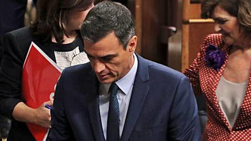 Pedro Sánchez abandona el Congrés amb el cap cot, ahir, després de la votació
